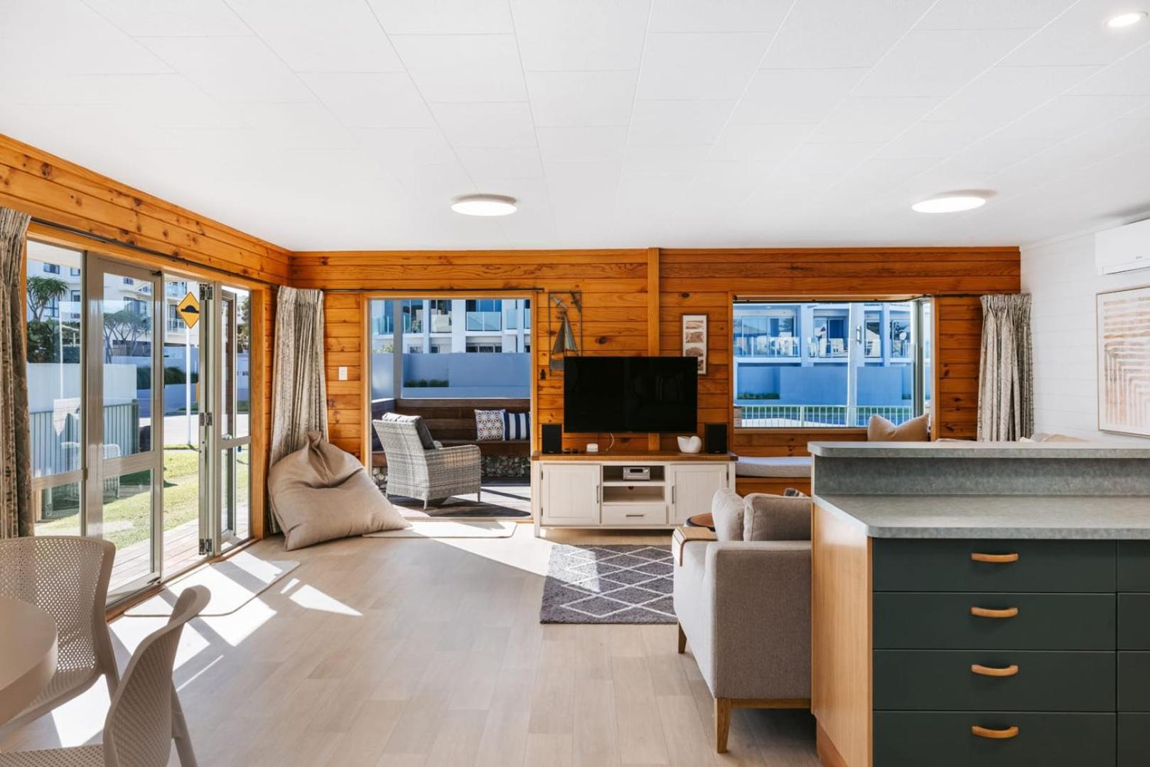 Villa The Iconic Kiwi Bach, Full Site Downtown Mount à Mount Maunganui Extérieur photo