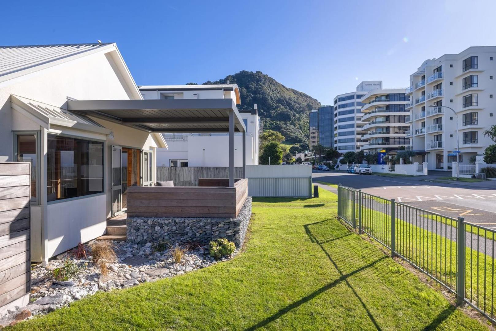 Villa The Iconic Kiwi Bach, Full Site Downtown Mount à Mount Maunganui Extérieur photo